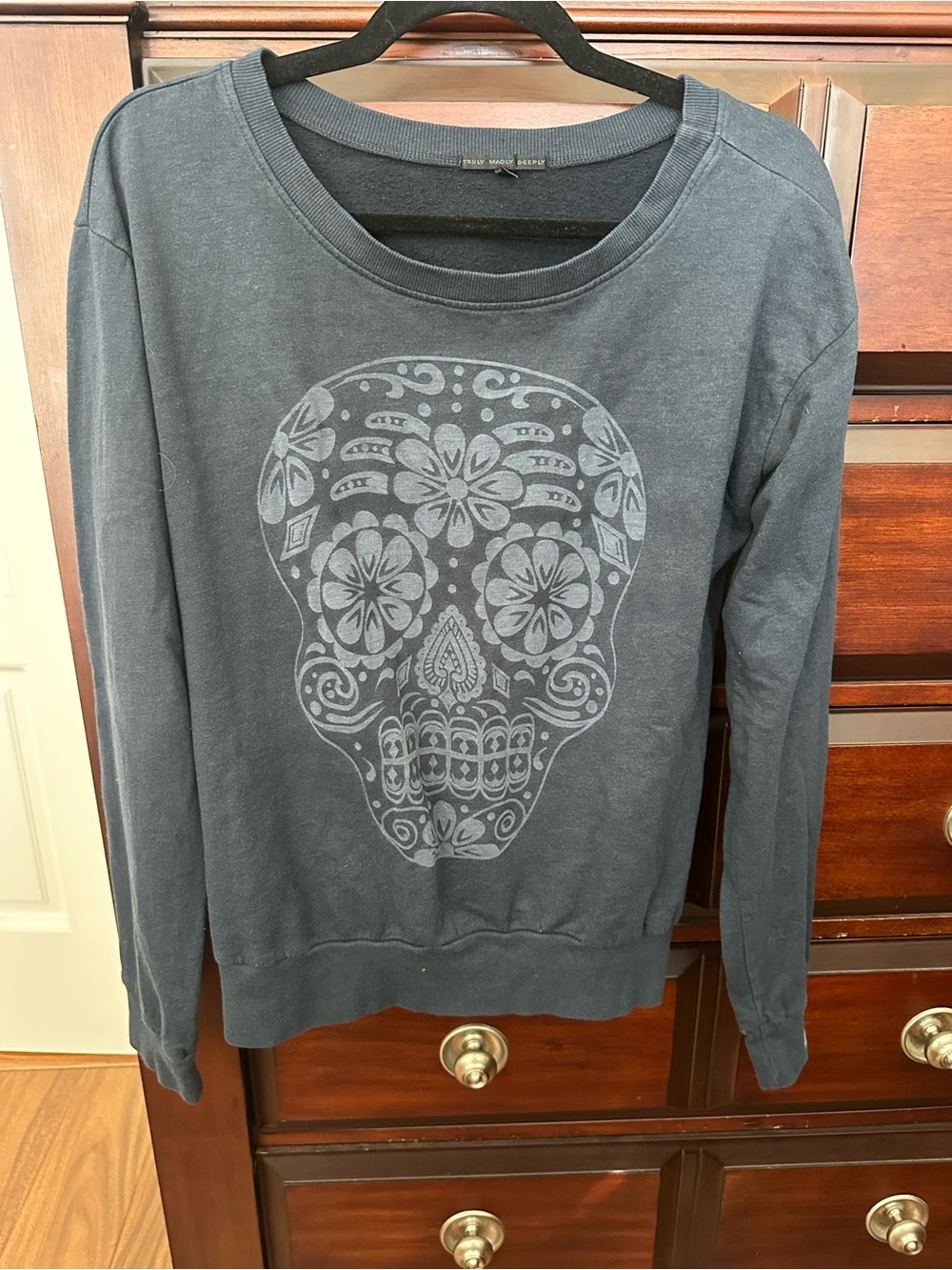 Truly Madly Deeply Women's Gray Crewneck Skull Sweatshirt Sz Large